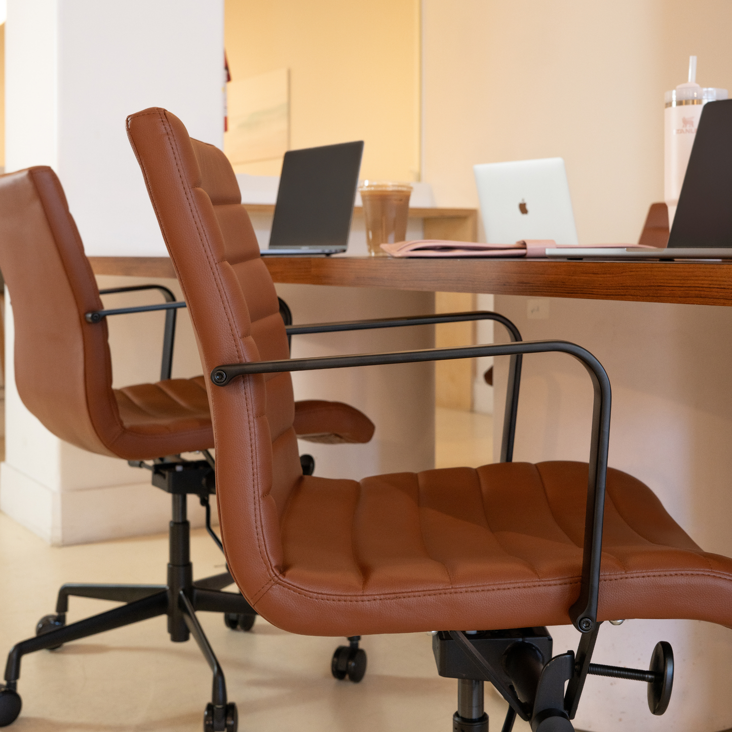 SOHO II Ribbed Management Chair (Black Frame/Brown)